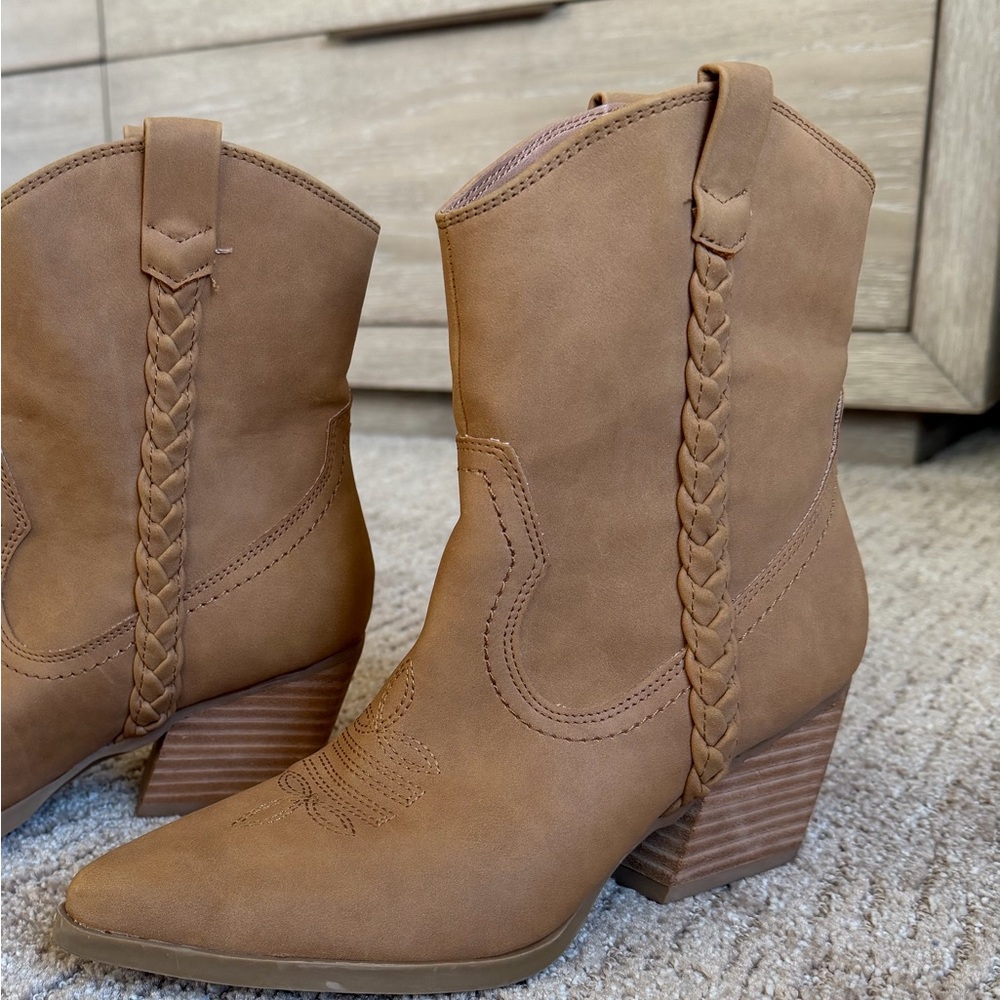 DV by Dolce Vita Brown Braided Heeled Boots